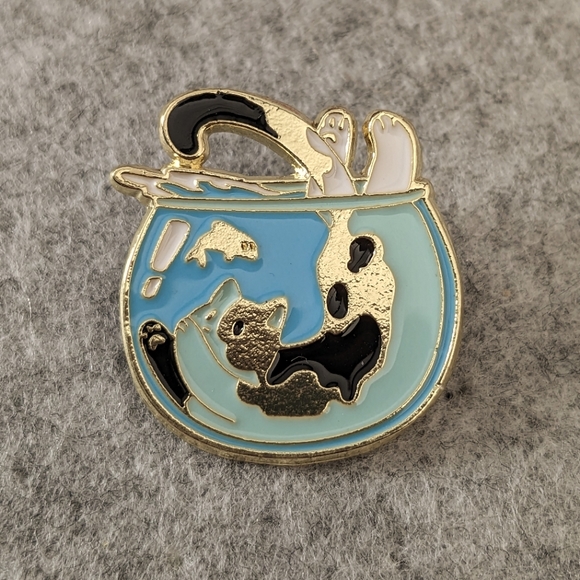 Fish Bowl Cat Pin - Picture 1 of 3